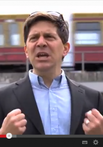 Uli Maßlos schreit gegen den Zug an